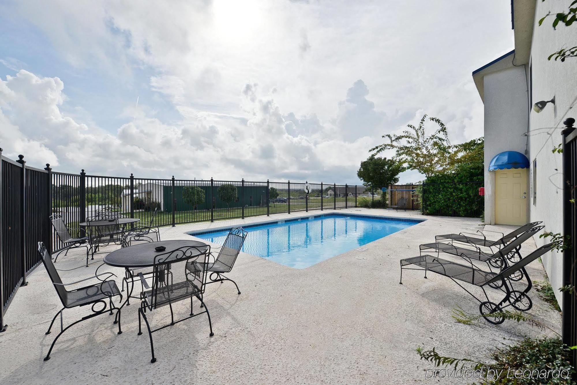 Red Roof Inn & Suites Austin East - Manor Udogodnienia zdjęcie